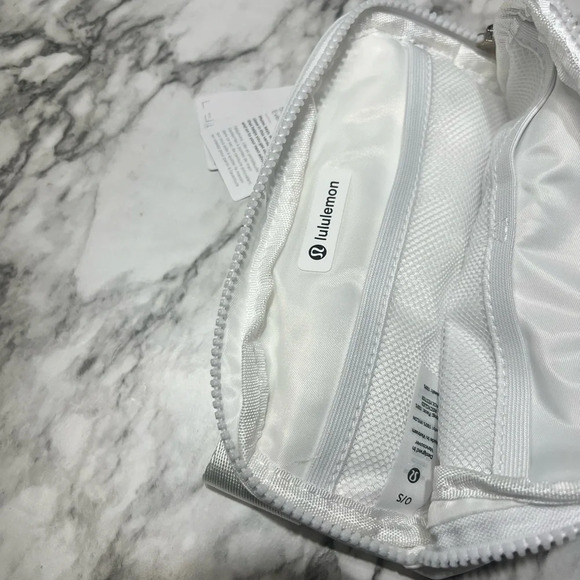 Lululemon Everywhere Belt Bag *1L
White - Picture 6 of 7